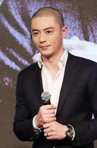 男明星形态各异的发际线,看光头的造型最一目了然