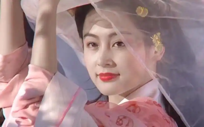 利智的貂蝉,美艳是美艳但是太俗气;古力娜扎韩雪的貂蝉,一个没有古典