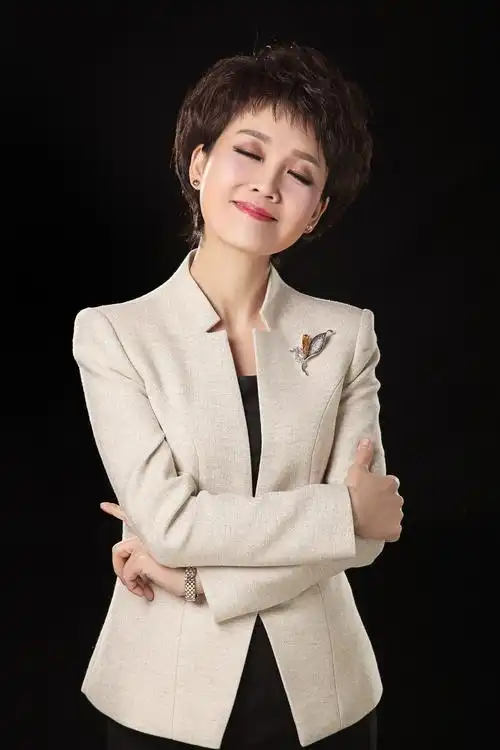 杨芳,陕西广播电视台著名节目主持人,播音指导,全国宣传文化系统"四个