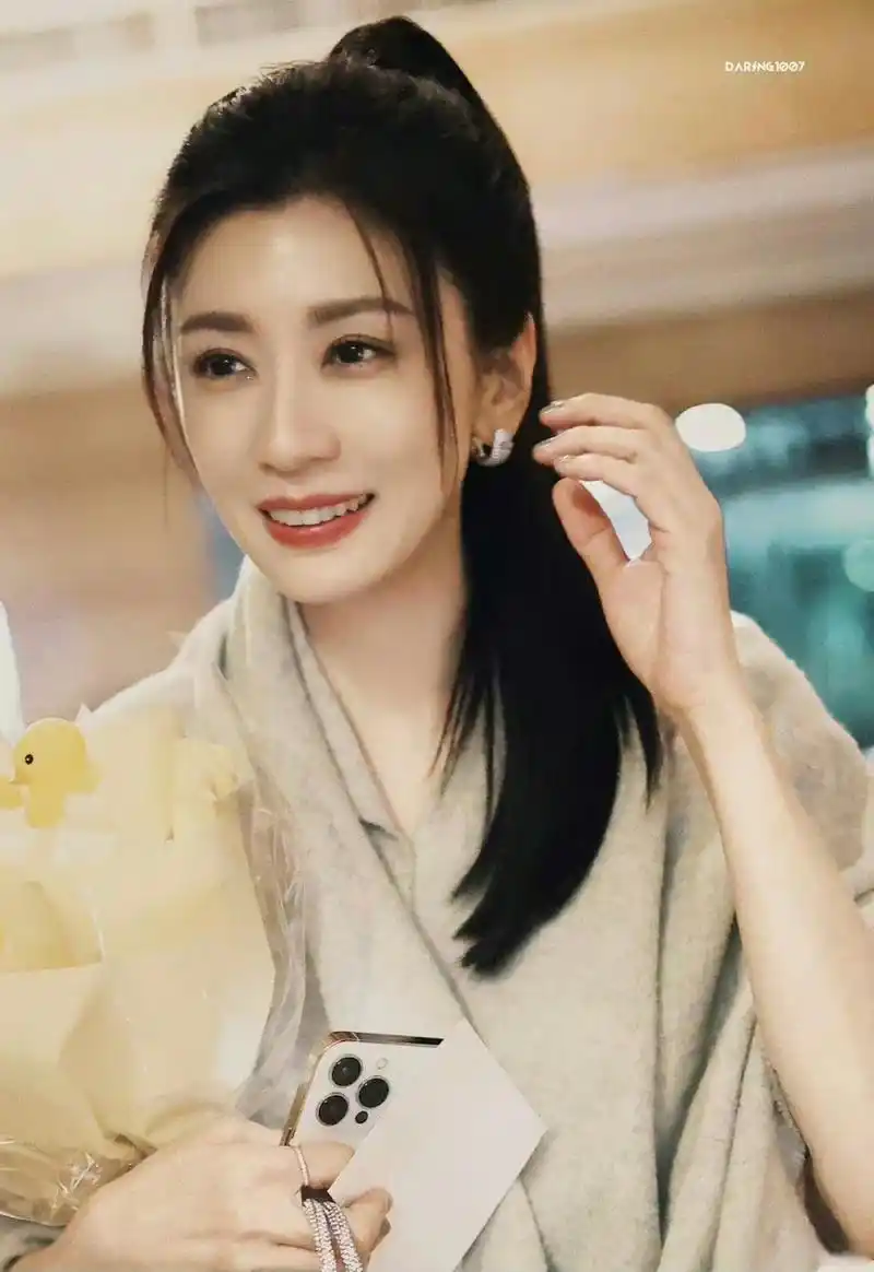 看贾静雯的照片有种她不愧是我童年女神的自豪感.[喵喵]