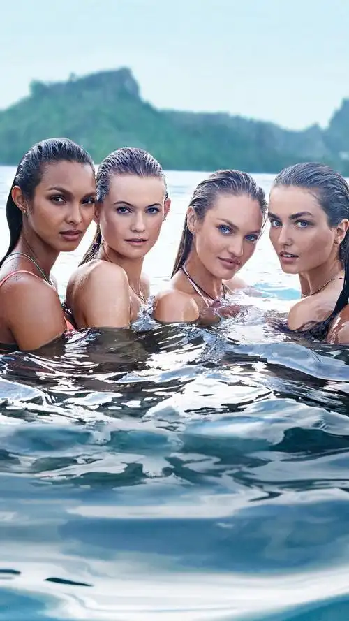 在水中时装模特女孩 4k