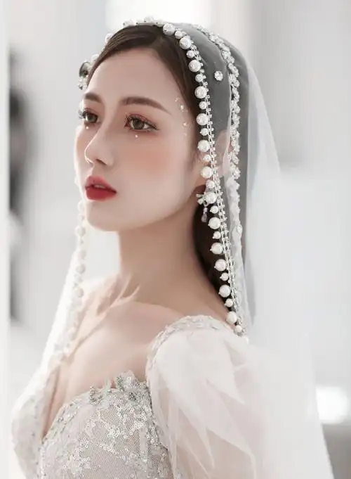轻奢款时尚新娘造型自然清淡的底妆搭配华丽的头纱