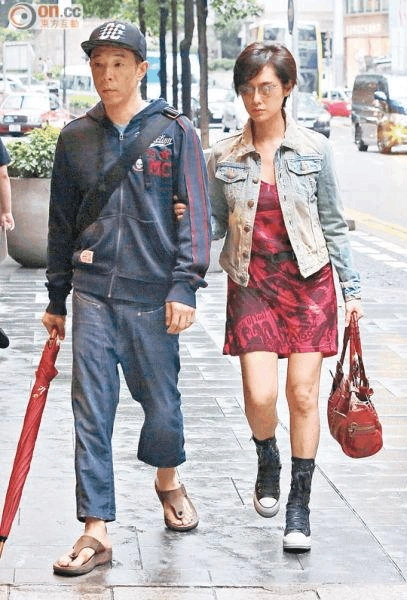 黄贯中拖朱茵看妇科腹部微隆疑怀二胎