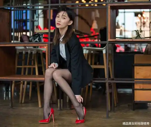 黑色职业装配红色高跟鞋,精致干练吸睛时尚助你成为职场时尚女王-幽兰