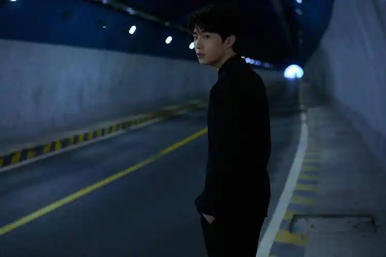 范丞丞纯黑挂锁装饰西装简约不失巧思 地下通道大片氛围拉满_电影节