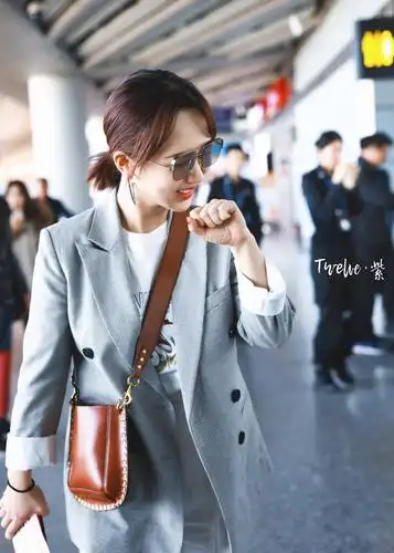 杨紫戴墨镜穿灰色西装现身机场,皮肤白皙面带微笑