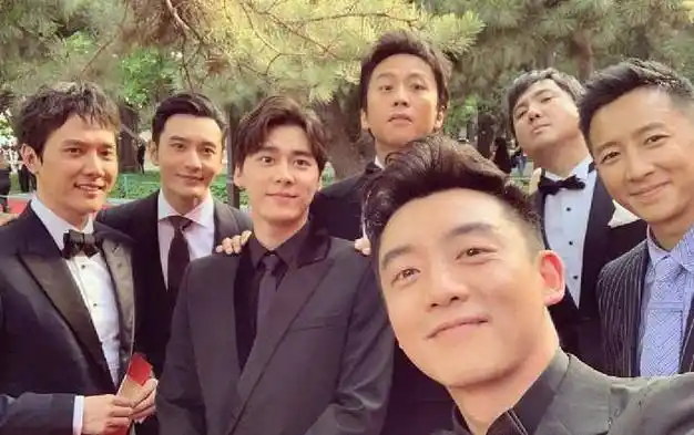 高清大合照更是嚣张了啊,真的是关注点全在沈腾叔叔身上了,不愧是合影