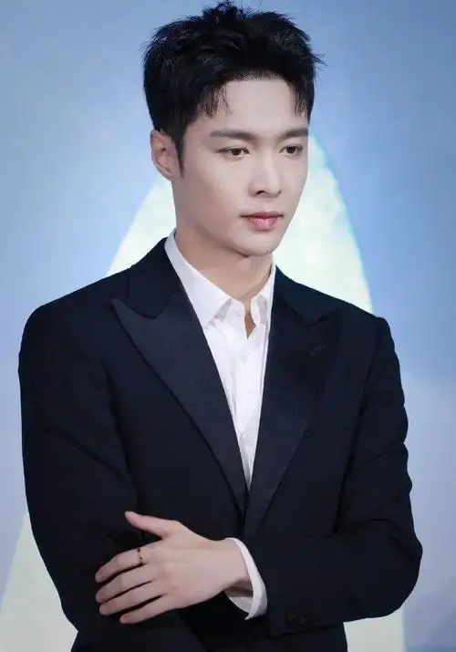 张艺兴一身经典黑色西装搭配清爽干练的短发,清爽又不失帅气