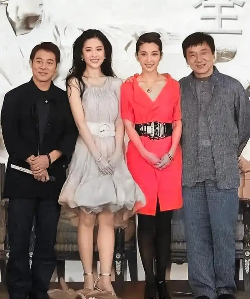 李连杰,成龙和刘亦菲以及李冰冰在参加活动时的留影,照片中刘亦菲穿着
