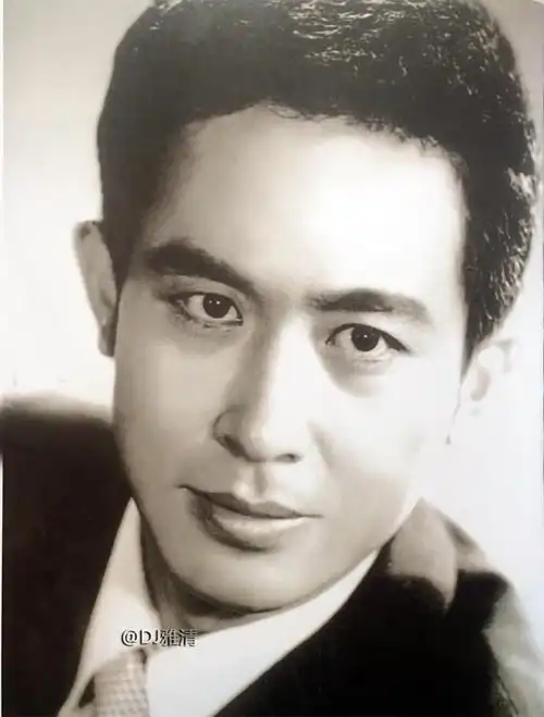 他就是昔日上影厂电影演员王琪,曾在《布谷鸟又叫了》,《北国江南》