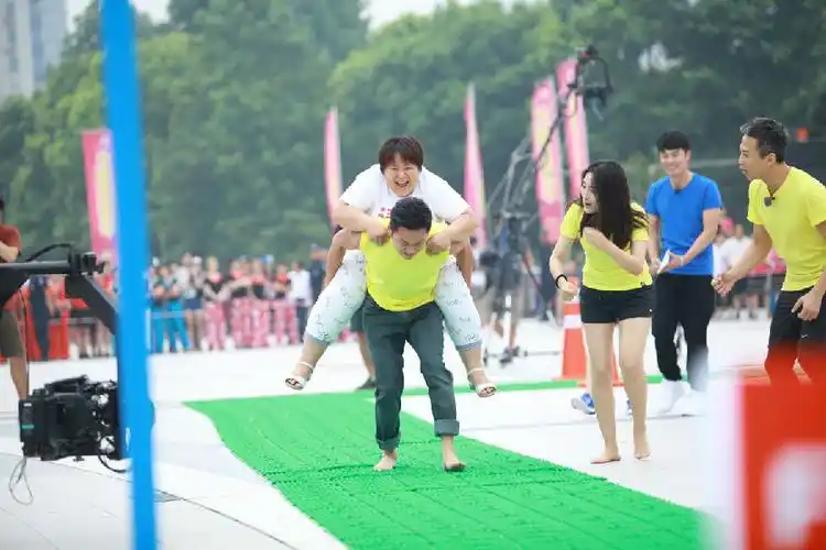 "指压板"环节中最后的挑战就是跳上单杠并吃掉零食,一看陈赫这嘴型