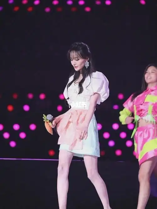 郑爽今晚#江苏卫视一千零一夜晚会# 舞台造型,粉色亮片蝴蝶结装饰短裙