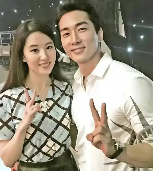 刘亦菲素颜爬山踏青紧身衣完美展现曲线身材与路人合影没架子