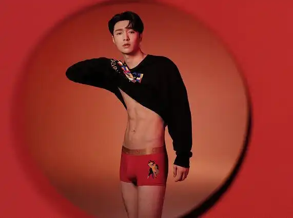 原创张艺兴内衣广告引热议腿毛太多被指辣眼睛但这才是真正的男人