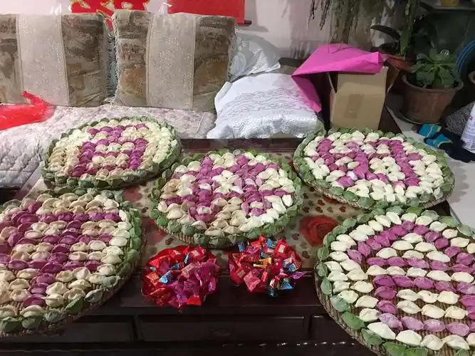 新娘出嫁时吃饺子,象征到婆家后,能与丈夫一家相处融合,全家和睦.