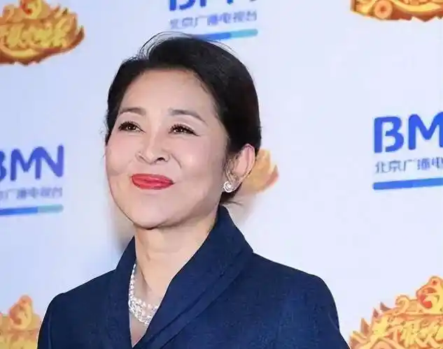 被倪萍老年状态惊艳:体态优雅,妆发得体,衣着朴素,60 像30岁_女性