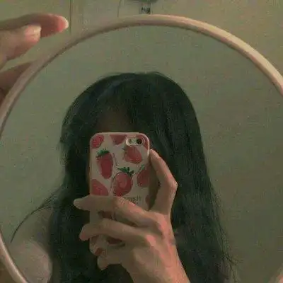 手机斜着遮住脸的女生微信头像