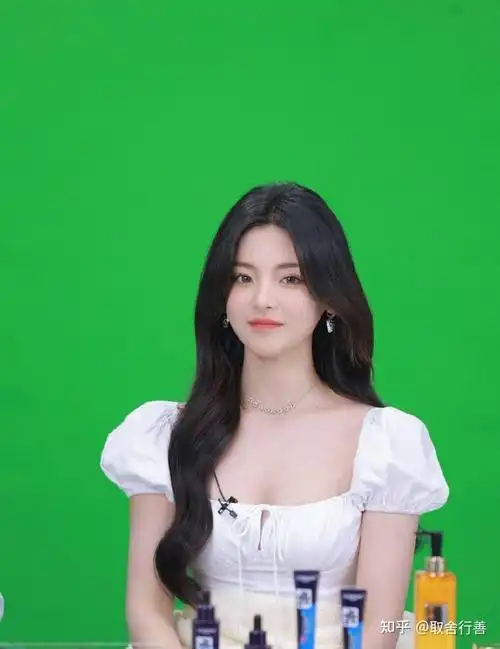 如何评价女星杨超越的身材