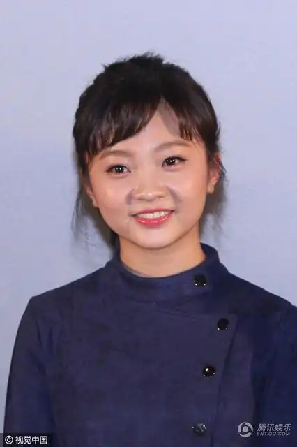 林妙可亮相开怀大笑 17岁的她已有了成熟的模样[6p]