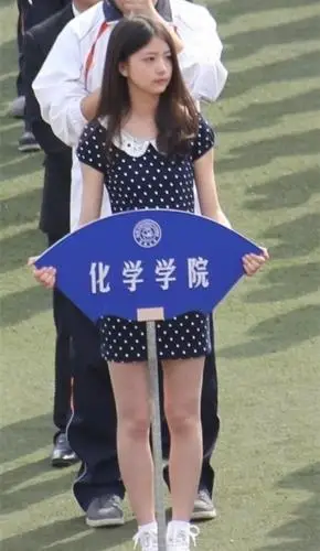 除了奶茶妹妹,清华大学又添一博士校花,清纯似翻版沈佳宜