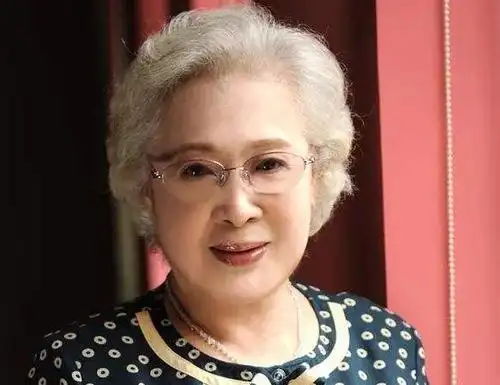 快100岁了还在演电影,可以说是国内最老女演员,丈夫儿子已去世