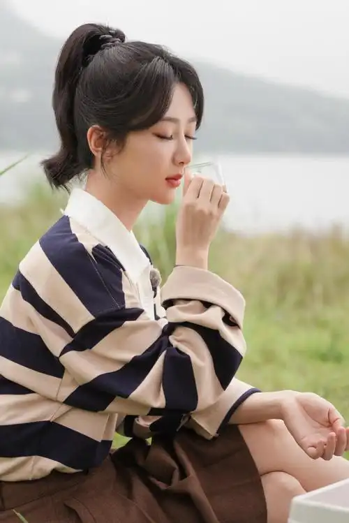 杨紫扎马尾俏皮活泼穿短裙露纤细美腿