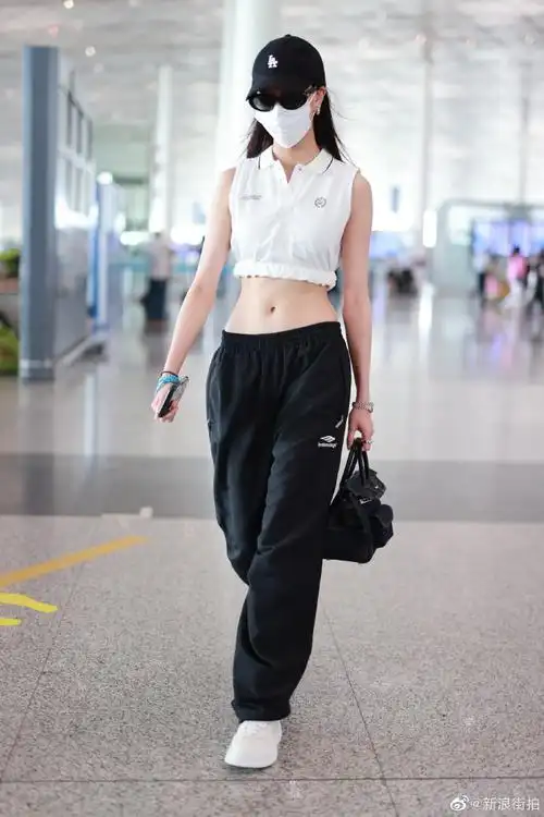 宋妍霏超话#街拍时刻#2022/08/07@cecilia宋妍霏最新机场街拍