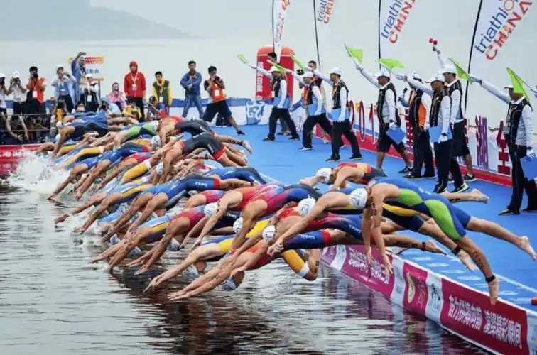 游泳出发有跳水出发,水中出发,跑动出发几种形式.