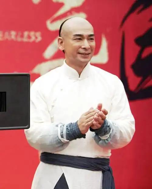 饰演过霍元甲的四位明星,个个都是经典,只有他看起来一身正气