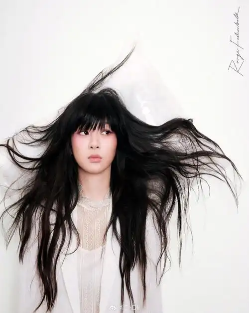 封面大赏##杨紫齐刘海复古造型大片