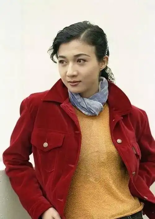 看了吴绮莉年轻旧照,才明白成龙"犯错"那句话