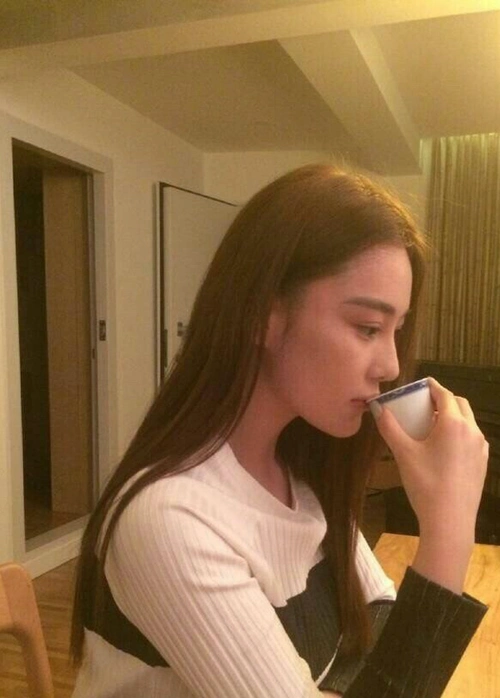 张馨予,紫色纱裙温文尔雅,白色纱裙美丽大方,黑色长裙尽显霸气|张馨予