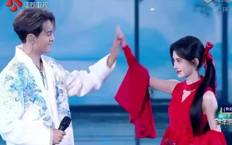 【曾舜晞x鞠婧祎】啊啊啊我的cp合体啦,他们一起跨年啦,合唱青花瓷超