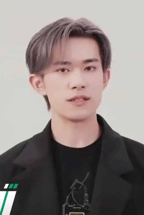 易烊千玺又换新发色!银灰色三七分,迷倒万千少女