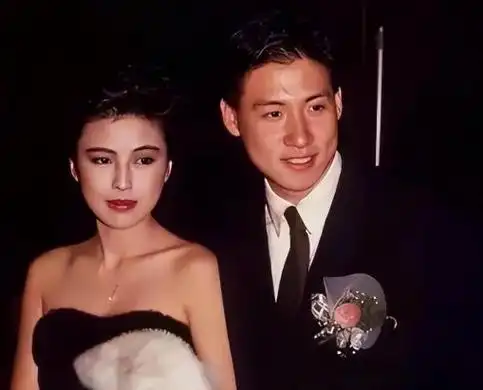 张学友妻子崩溃现身歌神卖唱还债引发热议