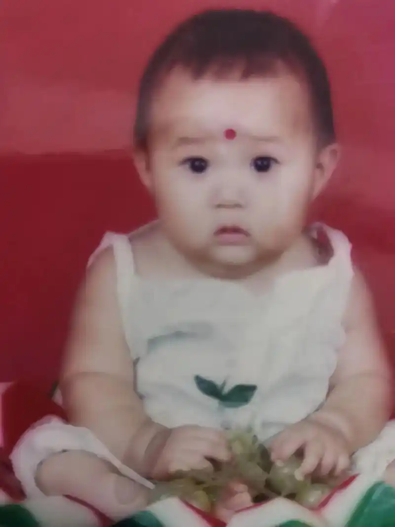 整理衣柜翻出了俩孩子小时候的照片