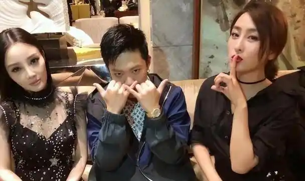 由于是马苏将这位说唱歌手介绍给她的好闺蜜李小璐,所以她才急切地站