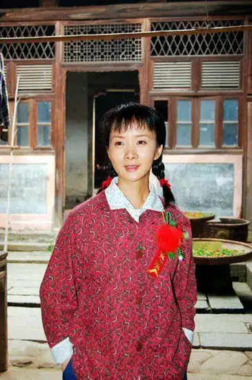 师小红与谢兰因戏生情,甘做丁克哪知老来得子,如今家庭幸福美满