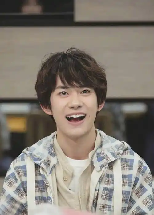 令无数易烊千玺的粉丝倍感幸福,照片中的易烊千玺,或是正对着镜头微笑