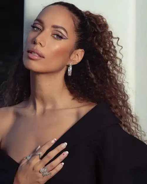 英国女歌手leona lewis官宣喜讯,37岁晋升新手妈妈