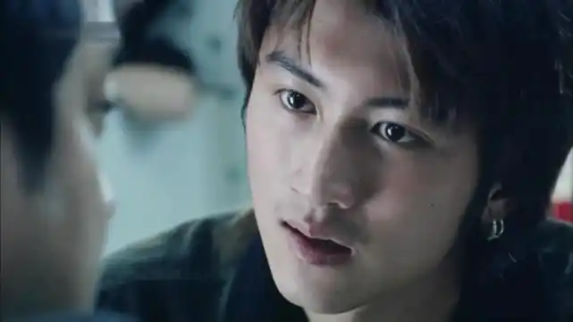 谢霆锋深夜直播王菲不小心入镜慌忙转镜吐舌头网友太可爱