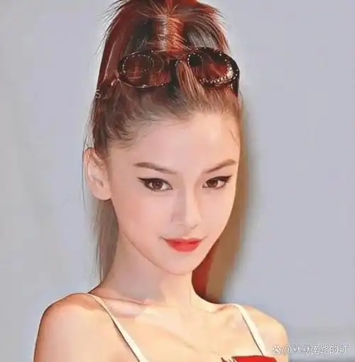 杨颖18岁在日本的照片流出,网友:黄教主看了绝对要后悔