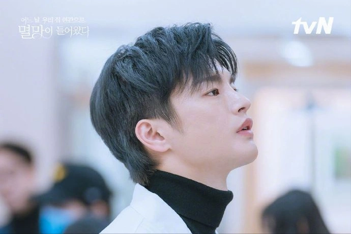 《灭亡来我家门前》剧照:徐仁国痞帅,朴宝英精灵系长相减龄可爱