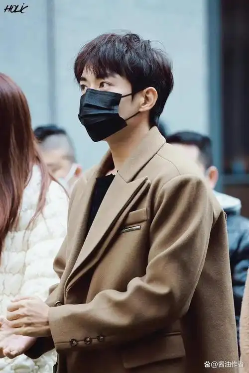 刘学义新剧开机,穿棕色大衣虔诚拜香超帅!手部动作是真冷