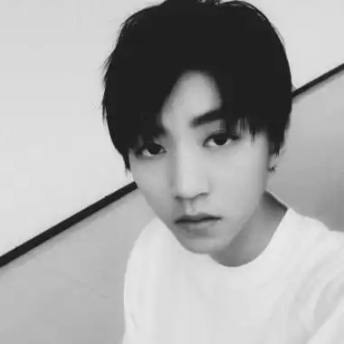 王俊凯头像黑白图片