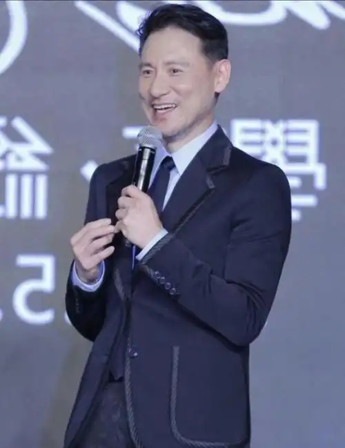 张学友,中国香港男歌手(祖籍天津),香港流行乐坛"四大天王"之一,也被