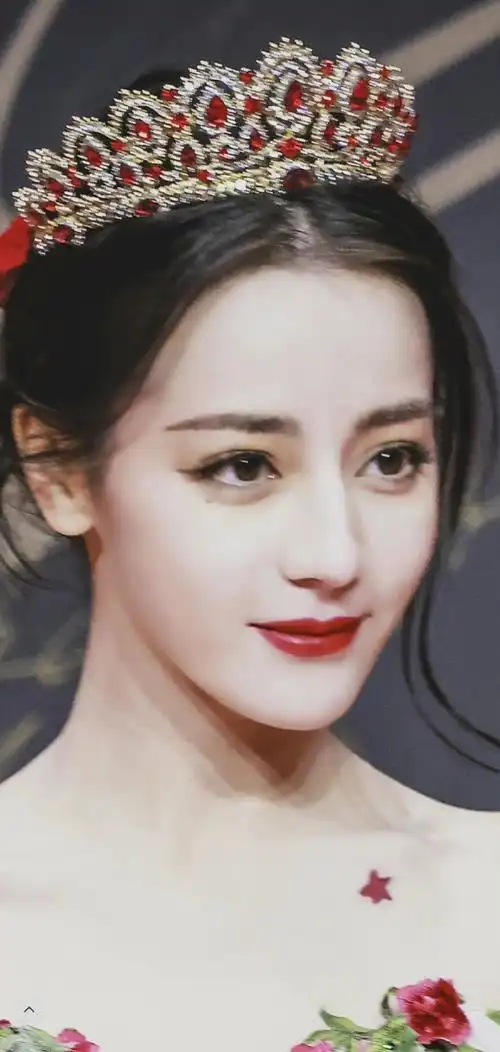 迪丽热巴最新怼脸大片