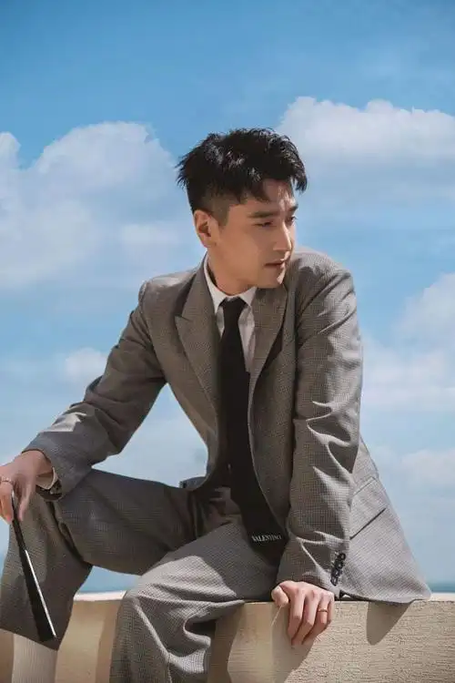 赵又廷灰蓝双色西装帅气绅士侧颜温暖治愈气质温文尔雅