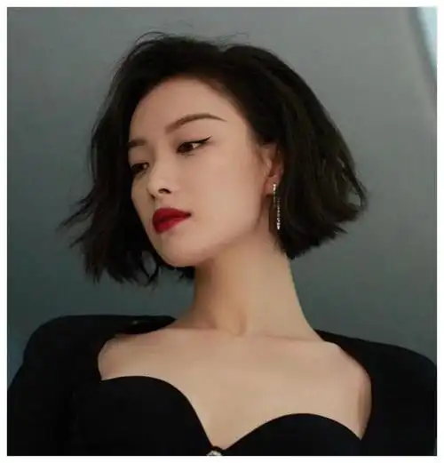 倪妮短发也如此迷人!黑色礼服宫廷风十足,却被这个部位抢镜