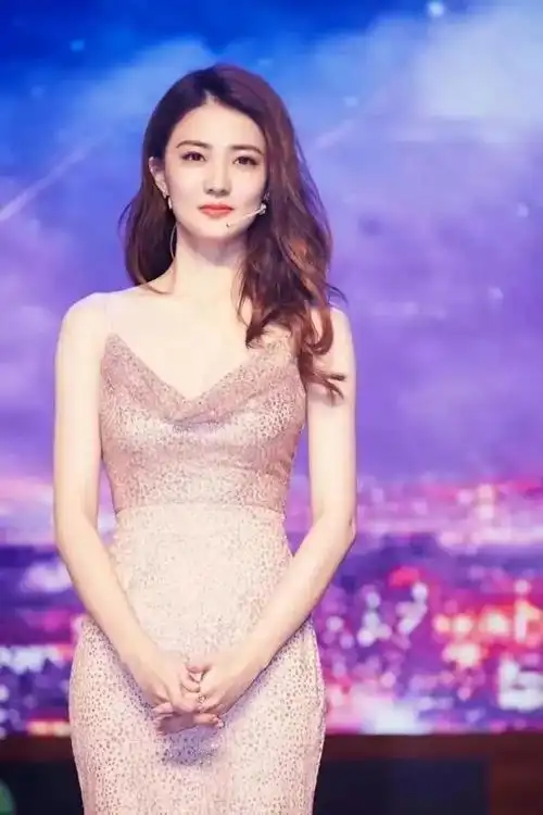 徐璐默许金星言论,机场穿背心吊带大方秀身材,身材实在太好了!